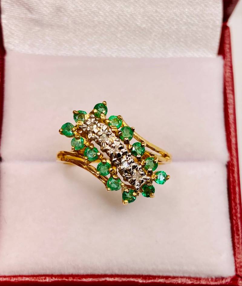 Vintage 14K Gelbgold Natürliche Runde Form Smaragd Diamant Ring von CohenBrilliants