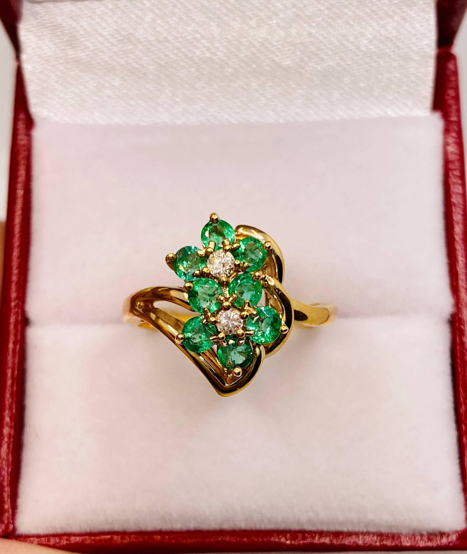 Vintage 14K Gelbgold Natürliche Runde Form Smaragd Diamant Ring von CohenBrilliants