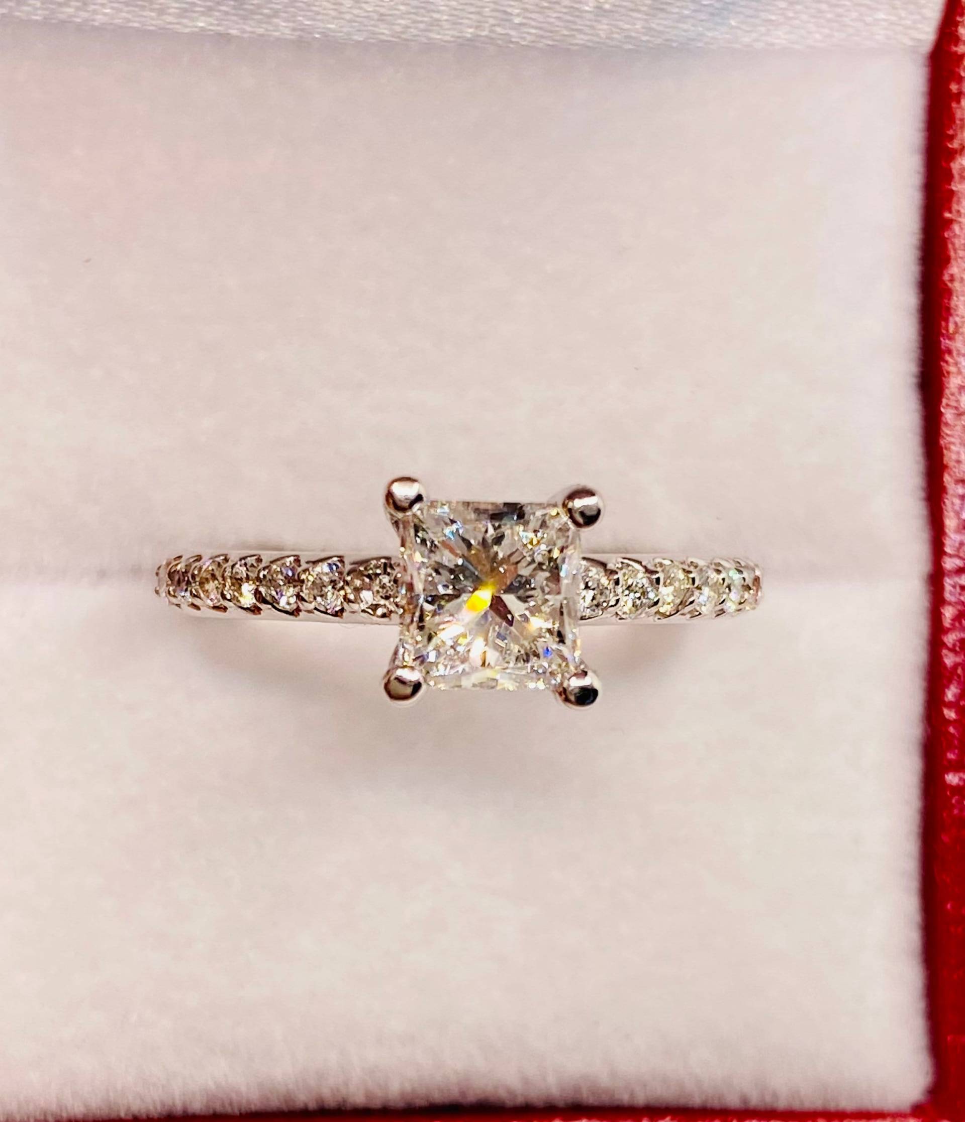 Wunderschöne 14K Weißgold Princess Cut Diamant Verlobungsring Wunderschöne 14K Weißgold Princess Cut Diamant Verlobungsring von CohenBrilliants