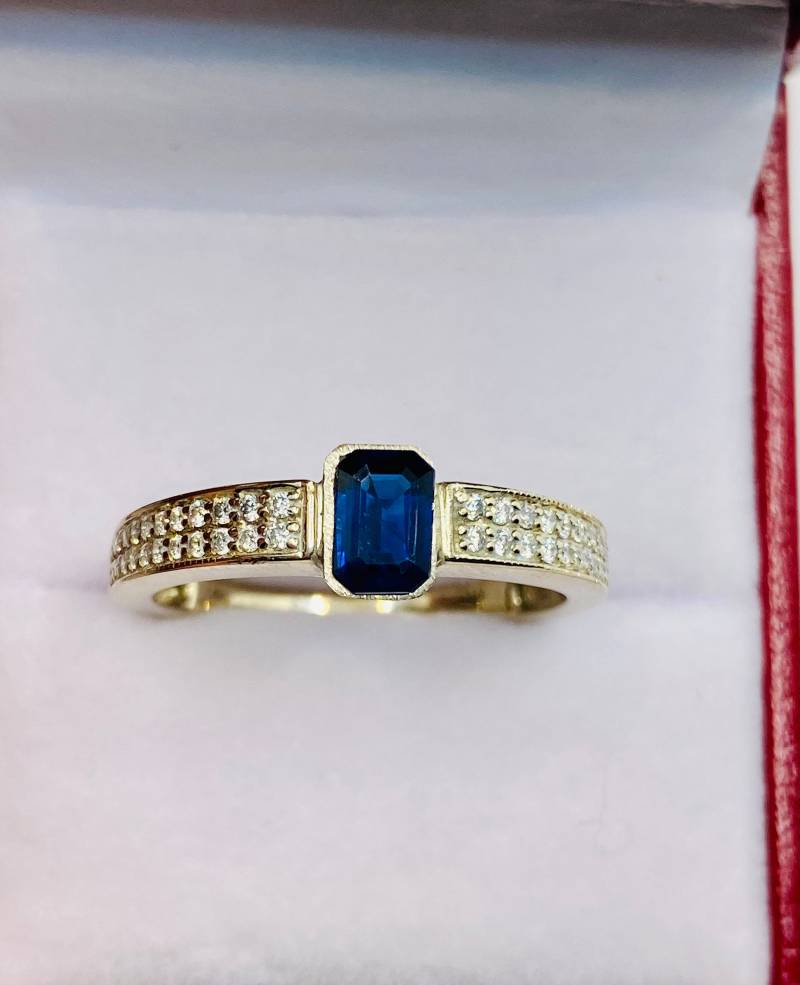 Wunderschöner Vintage 14K Gelbgold Natürlicher Smaragd Schnitt Blauer Saphir Und Diamant Ring von CohenBrilliants