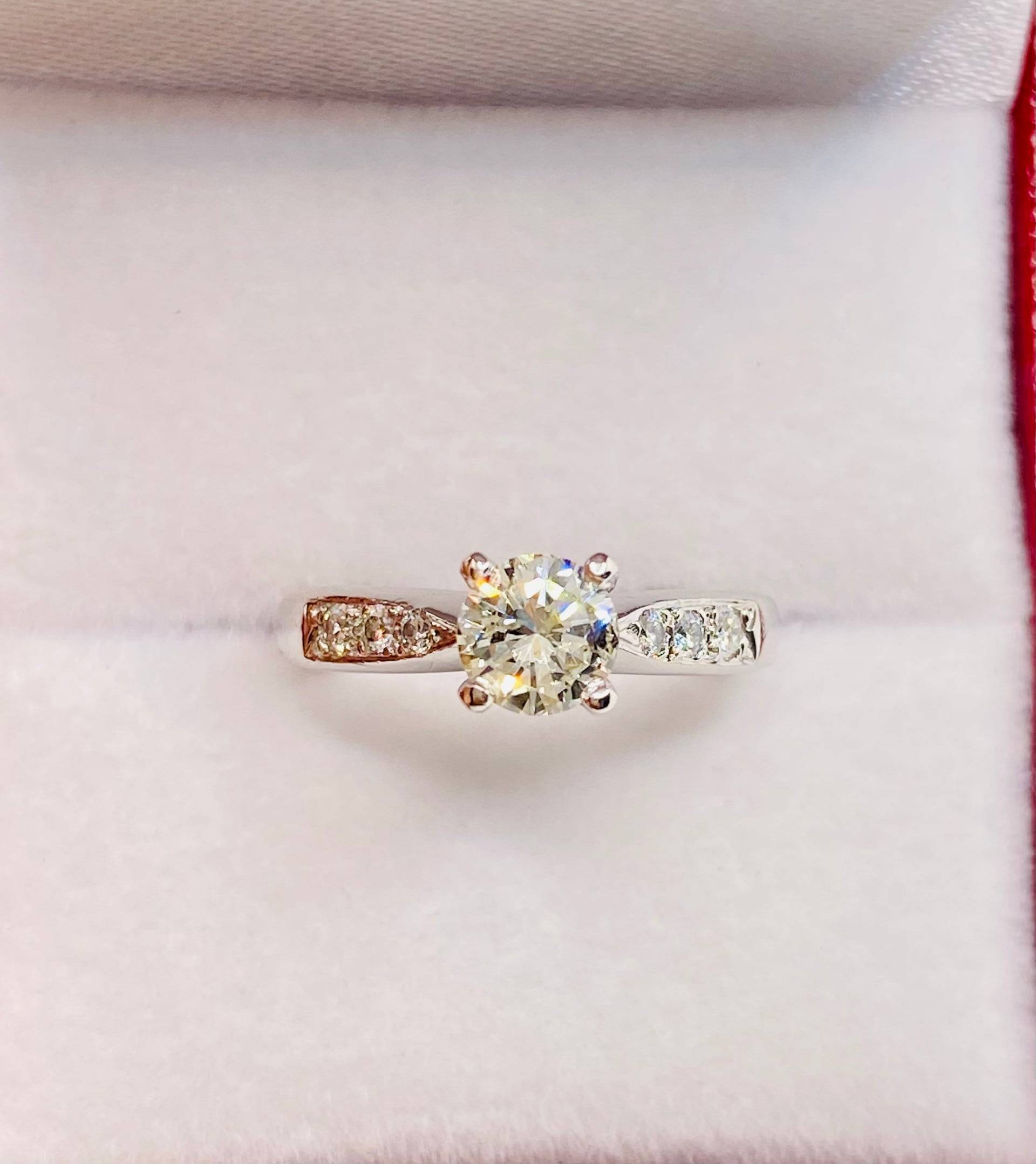 Atemberaubender Vintage Platin Rundschliff Diamant Verlobungsring von CohenBrilliants