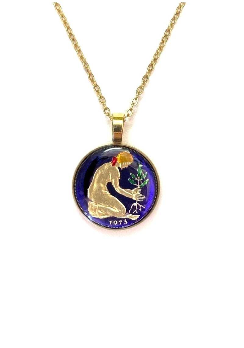 Handemaillierter Deutscher Münzanhänger Vergoldete 50 Pfennig Halskette von CoinArte