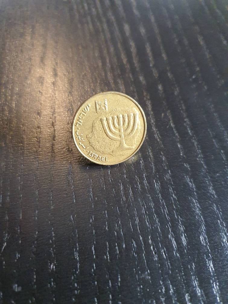 Anstecknadel Münze Israel 10 Agorot Kerzenhalter Kerzenständer von CoinCraftShop