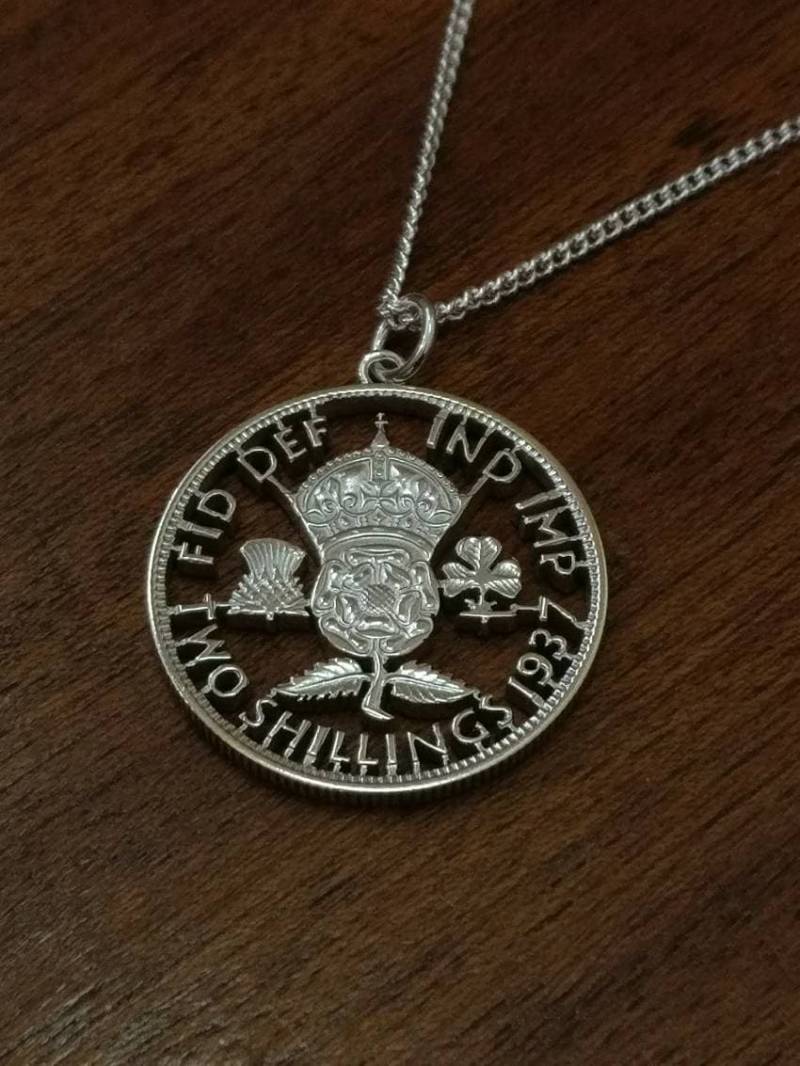1937 George Vi Silver Two Shilling - Cut Out Coin Halskette von CoinCreationsShop