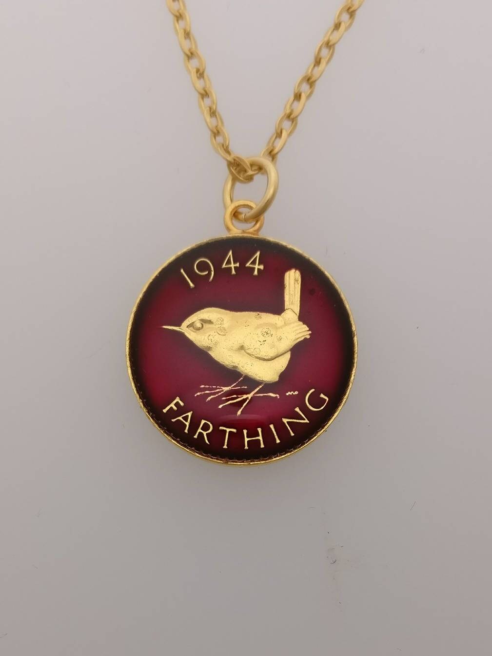 1944 George Vi Wren Farthing - Emaillierte Münzhalskette von CoinCreationsShop