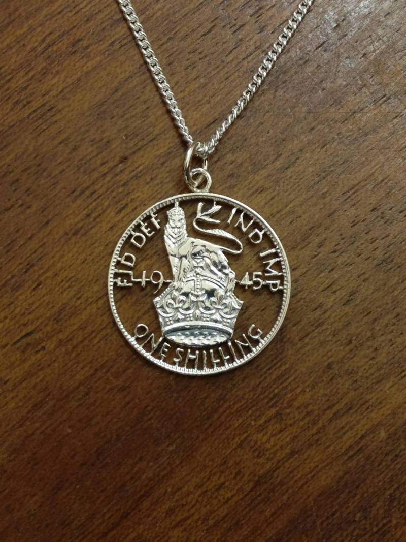 1945 George Vi Silver Shilling - Cut Out Coin Halskette von CoinCreationsShop