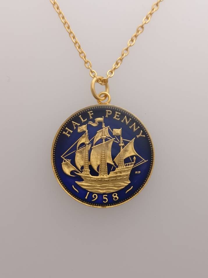 1958 Halfpenny - Emaillierte Münz-Halskette von CoinCreationsShop