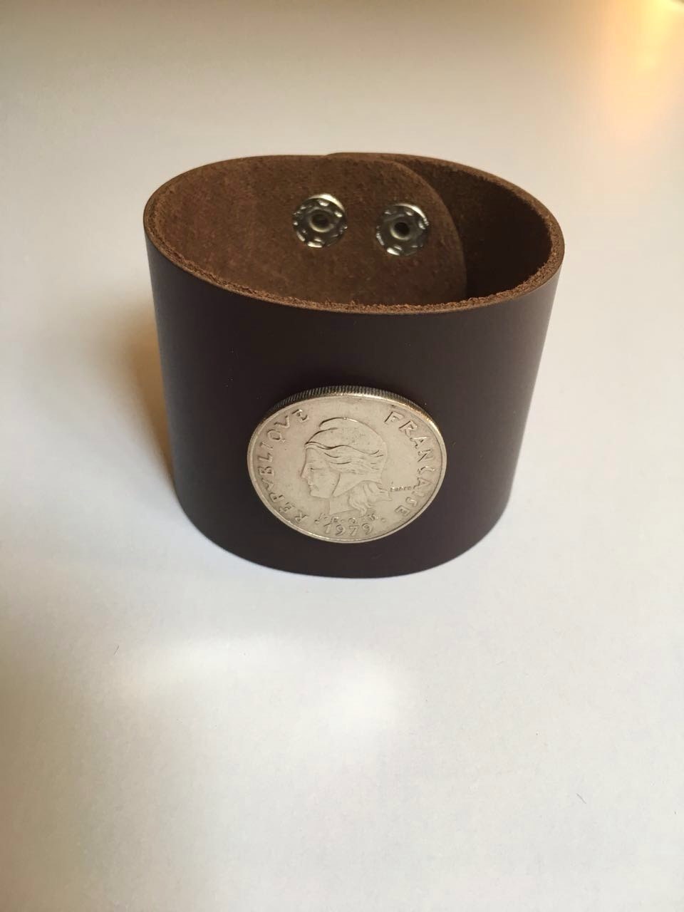 Französisch Polyneisa 20 Franken Leder Manschette Münze Armband von CoinCutters