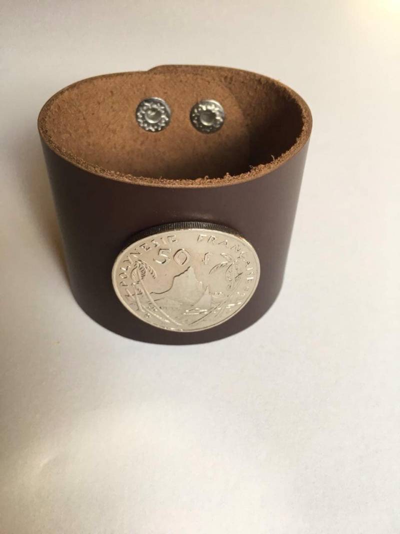 Französisch Polynesien 50 Franken Leder Manschette Münze Armband von CoinCutters