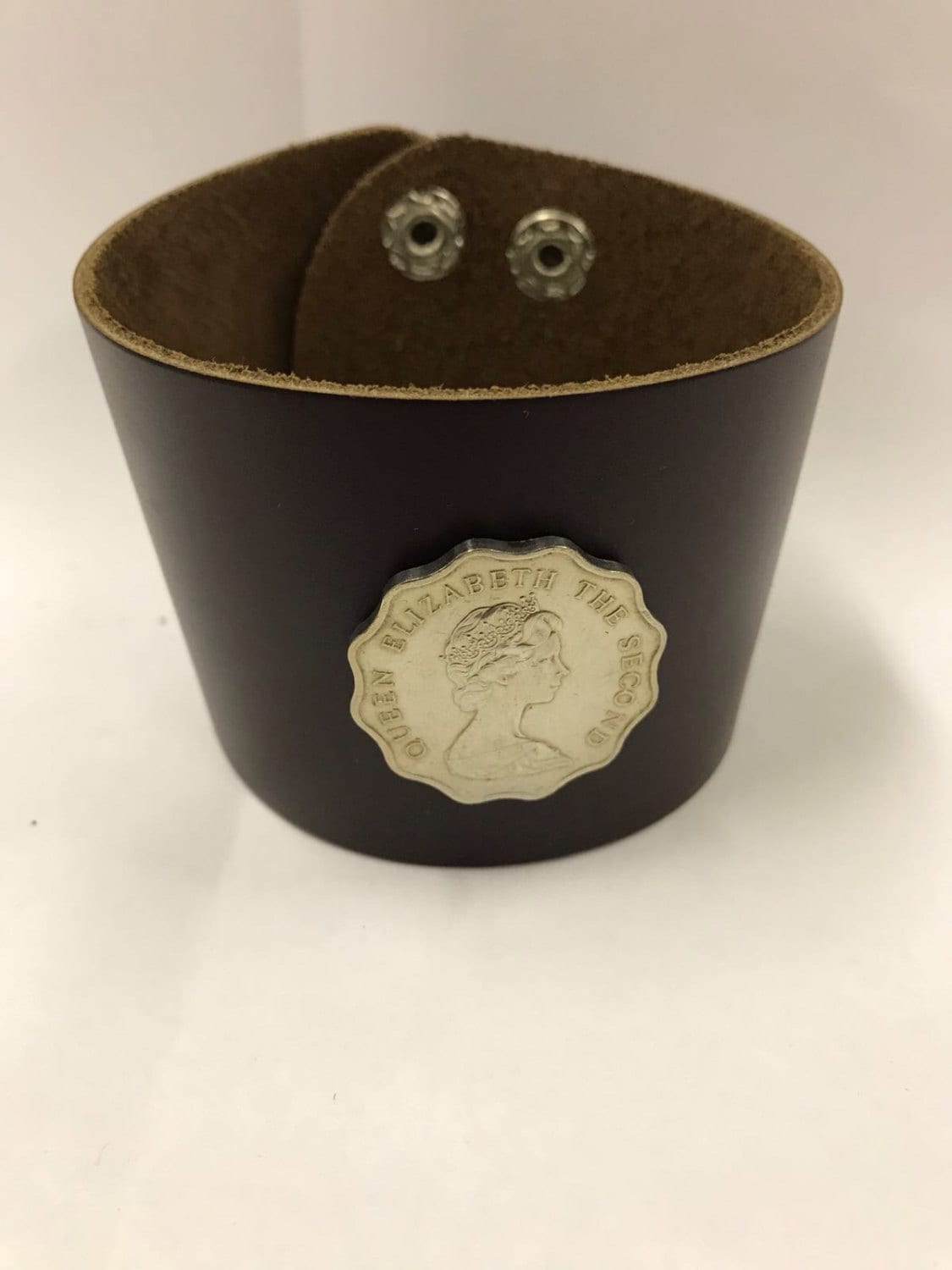 Hong Kong 2 Dollar Leder Manschette Münze Armband von CoinCutters