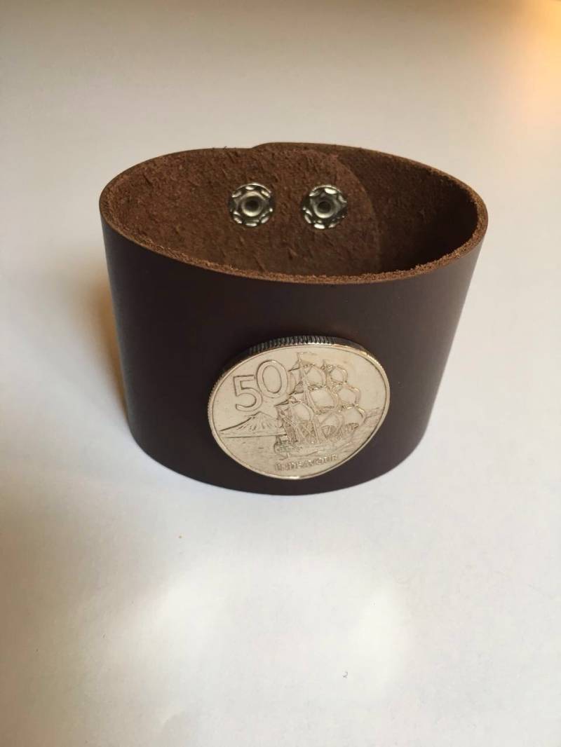 Neuseeland 50 Cent Leder Manschette Münze Armband Boot Schiff von CoinCutters