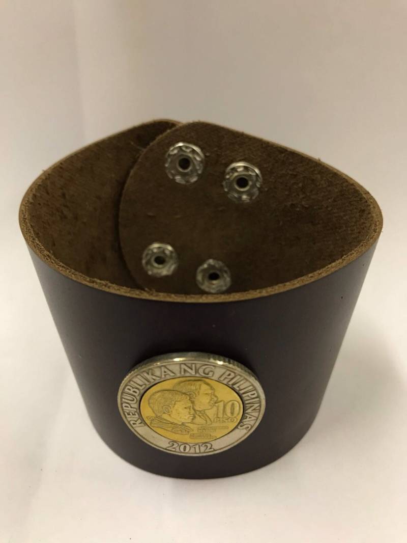 Philippinen 10 Piso Leder Manschette Münze Armband Königin von CoinCutters