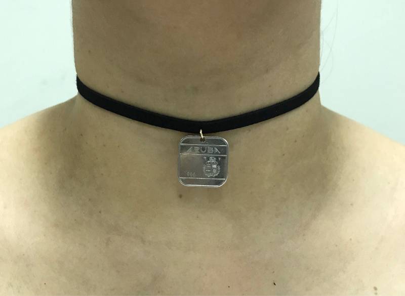 Schwarzer Samt Halsband Mit Aruba 50 Cents Münze von CoinCutters