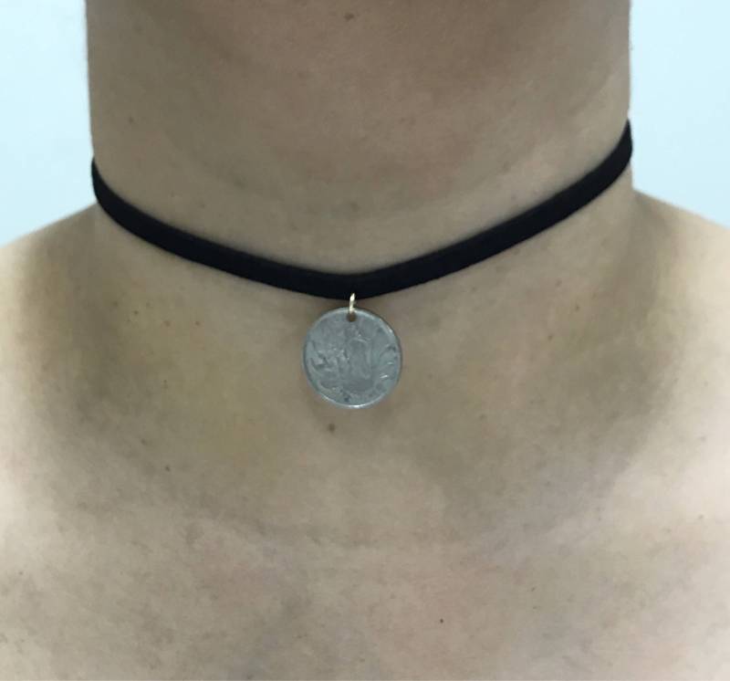 Schwarzer Samt Halsband Mit Singapur 10 Cent Einem Seepferdchen von CoinCutters