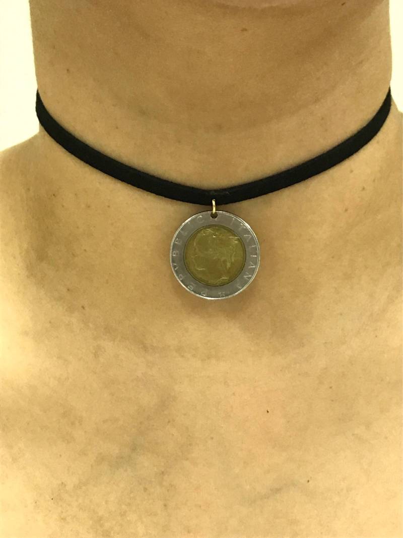 Schwarzes Samt Halsband Mit Italien 500 Lira Münze von CoinCutters