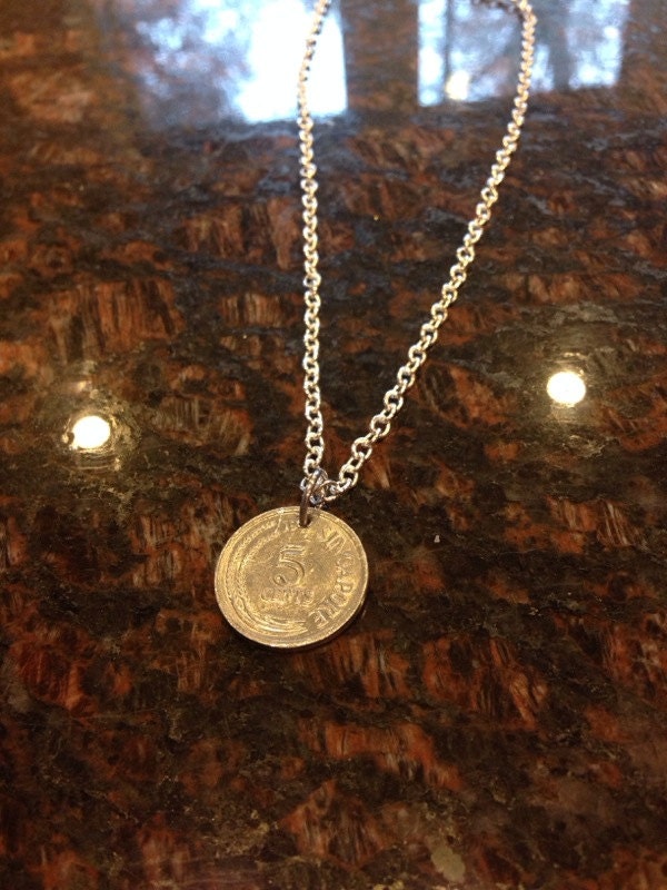 Singapur 5 Cent Münze Halskette Mit Einem Fisch von CoinCutters