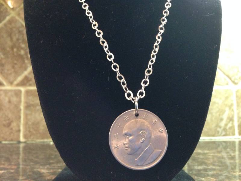 Taiwan 5 Dollar Münze Halskette von CoinCutters