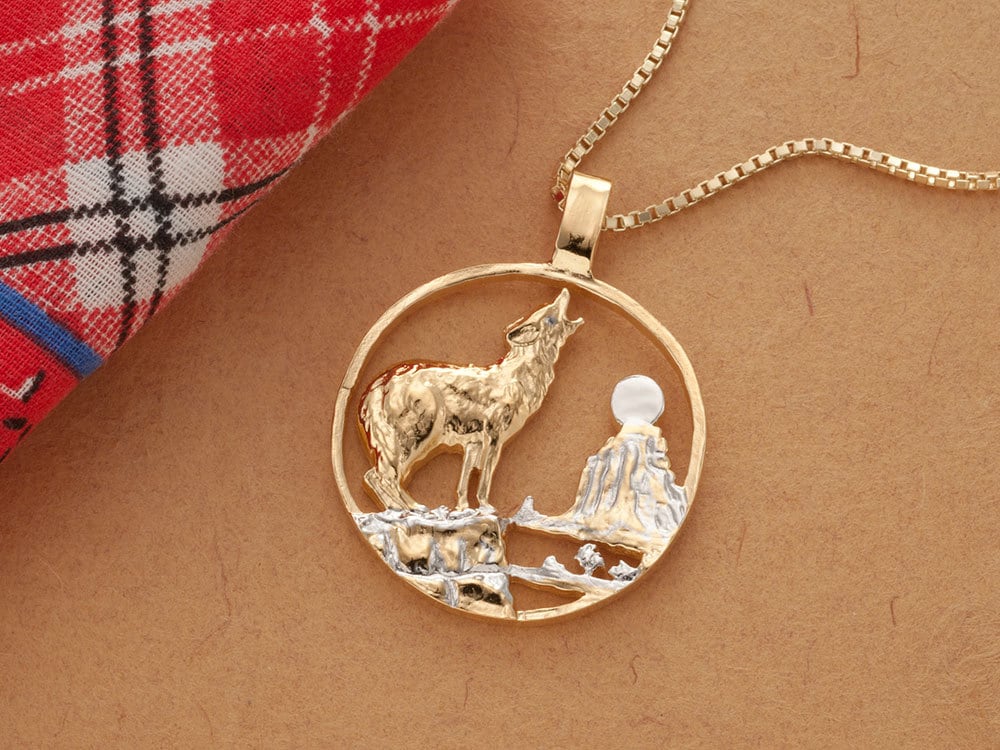14K Gold Wolf Medaillon Anhänger Hand Geschnitten Wildtier Sammlerstück von Coinjewelry
