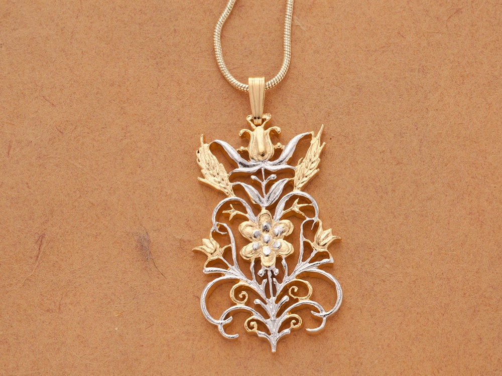 Blumen Und Weizen Anhänger Halskette, Handgeschnitten, 14 Karat Gold Rhodiniert, 3, 8 cm Durchmesser, | # K 612 Blumen Und Weizen Anhänger Halskette, Handgeschnitten, 14 Karat Gold Rhodiniert, 3, 8 cm Durchmesser, | # K 612 von Coinjewelry