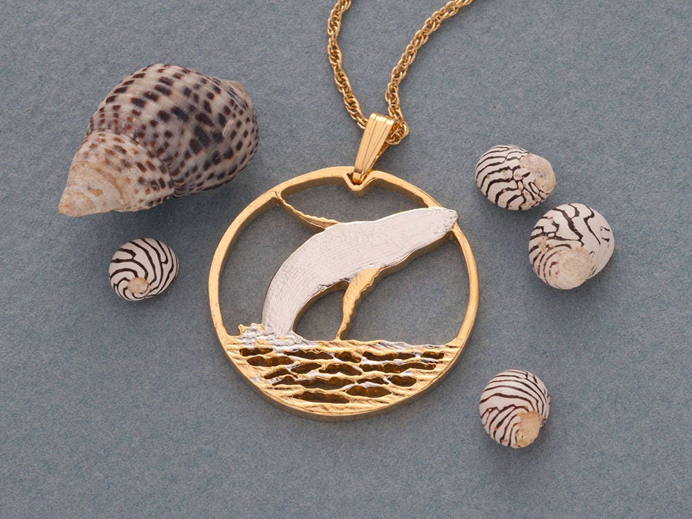 Buckelwal Anhänger, Bermuda Münze Handgeschnitten, 1 "Durchmesser, | #r 643 Buckelwal Anhänger, Bermuda Münze Handgeschnitten, 1 "Durchmesser, | #r 643 von Coinjewelry