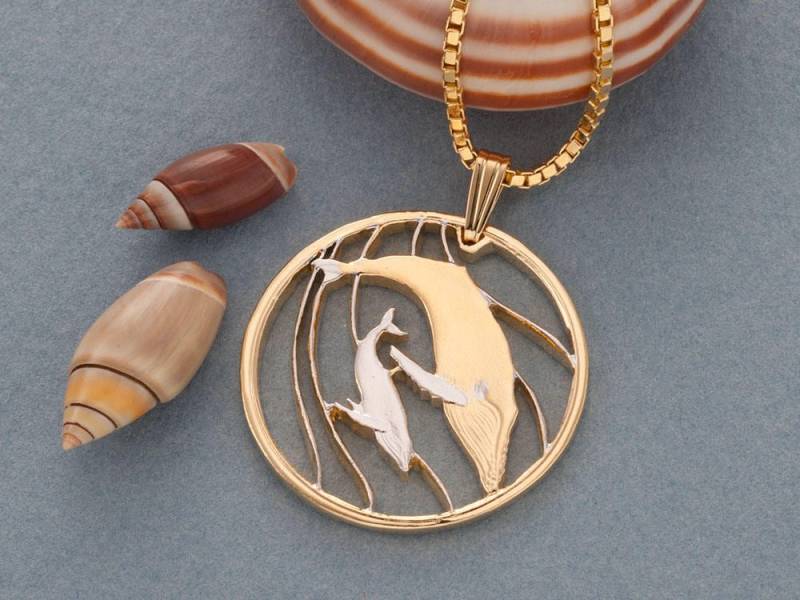 Buckelwal Anhänger Tonga Hand Geschnitten, Vergoldet & Rhodiniert von Coinjewelry