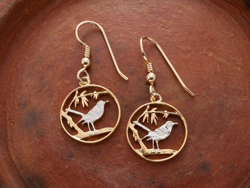 Cayman Thrush Vogel Ohrringe 14K Gold & Rhodinierte Münzschmuck Cayman Thrush Vogel Ohrringe 14K Gold & Rhodinierte Münzschmuck von Coinjewelry