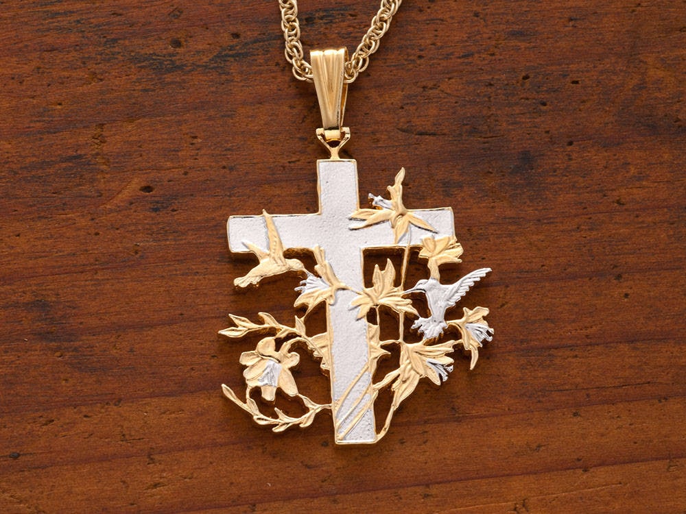Christliches Kreuz Anhänger Und Halskette Schmuck, Religiöses Medaillon Handgeschnitten, 14 Karat Gold & Rhodium Überzogen, 1 1/4 "Im Durchmesser Christliches Kreuz Anhänger Und Halskette Schmuck, Religiöses Medaillon Handgeschnitten, 14 Karat Gold & Rhodium Überzogen, 1 1/4 "Im Durchmesser von Coinjewelry