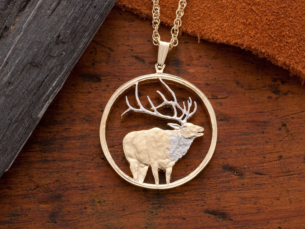 Elk Anhänger Und Halskette, Elch Wild Life Medaillon Handgeschnitten, 14 Karat Vergoldet Rhodiniert, 3 cm Durchmesser, | # R 915 Elk Anhänger Und Halskette, Elch Wild Life Medaillon Handgeschnitten, 14 Karat Vergoldet Rhodiniert, 3 cm Durchmesser, | # R 915 von Coinjewelry