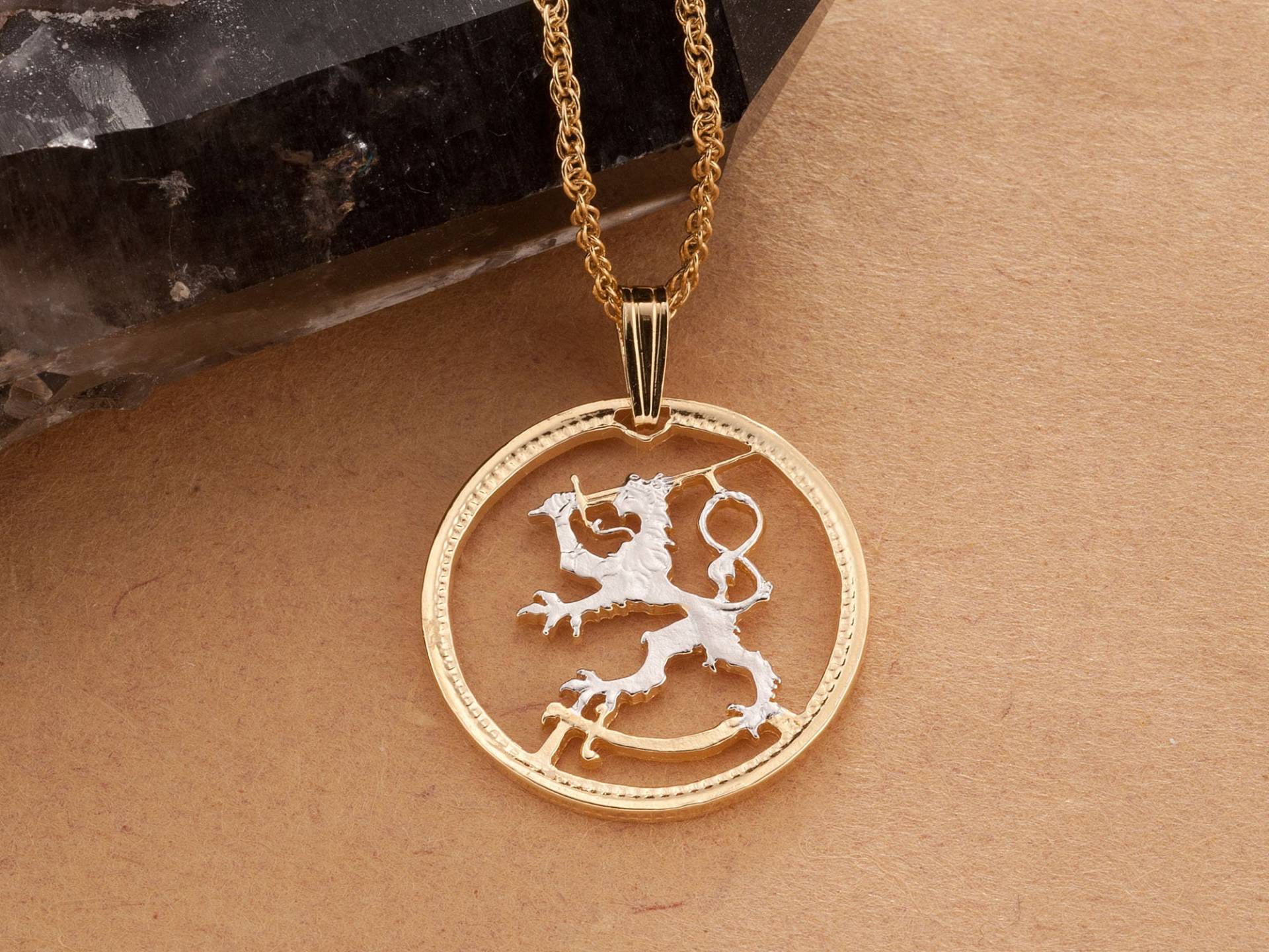 Finnland Löwe Anhänger Und Halskette Schmuck, Münze Handgeschnitten, 14 Karat Gold Rhodiniert, 7/20 cm Im Durchmesser, | #r 101 Finnland Löwe Anhänger Und Halskette Schmuck, Münze Handgeschnitten, 14 Karat Gold Rhodiniert, 7/20 cm Im Durchmesser, | #r 101 von Coinjewelry