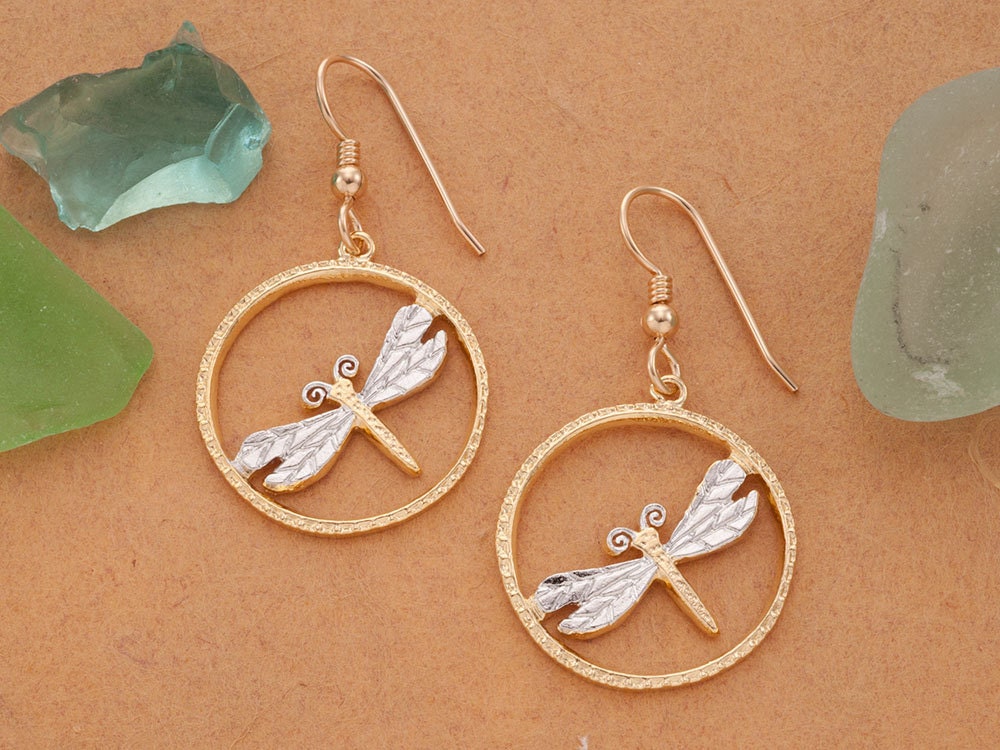 Gold & Rhodium Libellen Ohrringe Handgeschnittenes Medaillon Design Gold & Rhodium Libellen Ohrringe Handgeschnittenes Medaillon Design von Coinjewelry