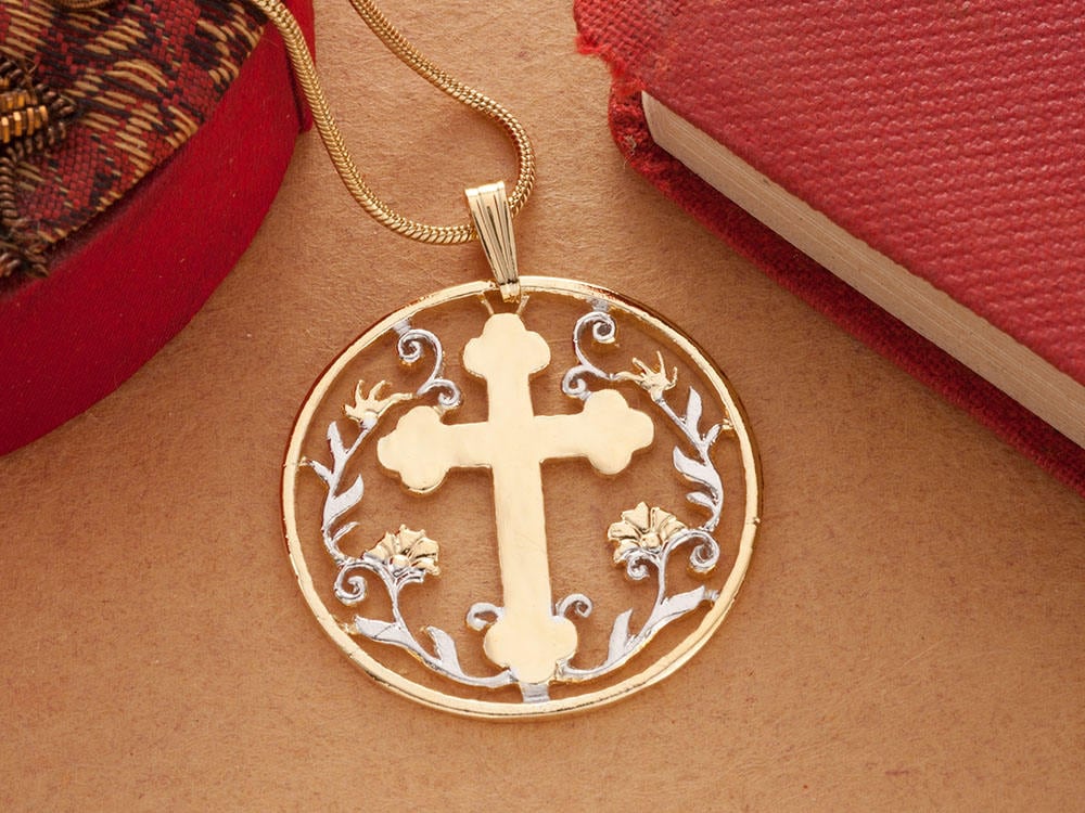 Gold & Rhodium Überzogene Kreuz-Anhänger-Halskette Hand Geschnittenes Medaillon Gold & Rhodium Überzogene Kreuz-Anhänger-Halskette Hand Geschnittenes Medaillon von Coinjewelry