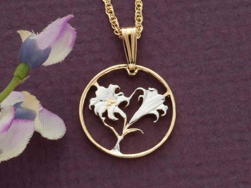 Hand Angeschnittene Bermuda Münzanhänger Osterlilie, 14K Gold & Rhodium von Coinjewelry