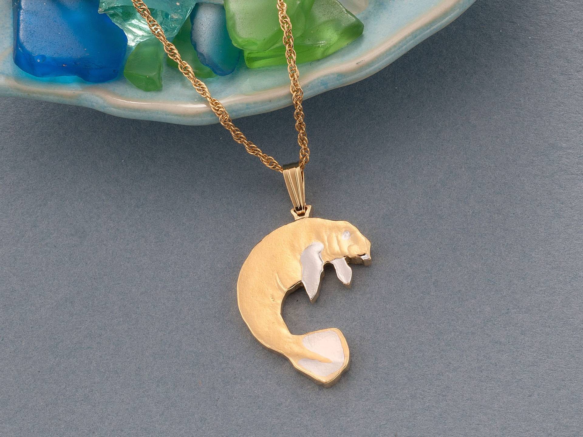 Hand Ausgeschnittener Seekuh Anhänger Costa Rica Münzschmuck, 14K Gold Plated Hand Ausgeschnittener Seekuh Anhänger Costa Rica Münzschmuck, 14K Gold Plated von Coinjewelry