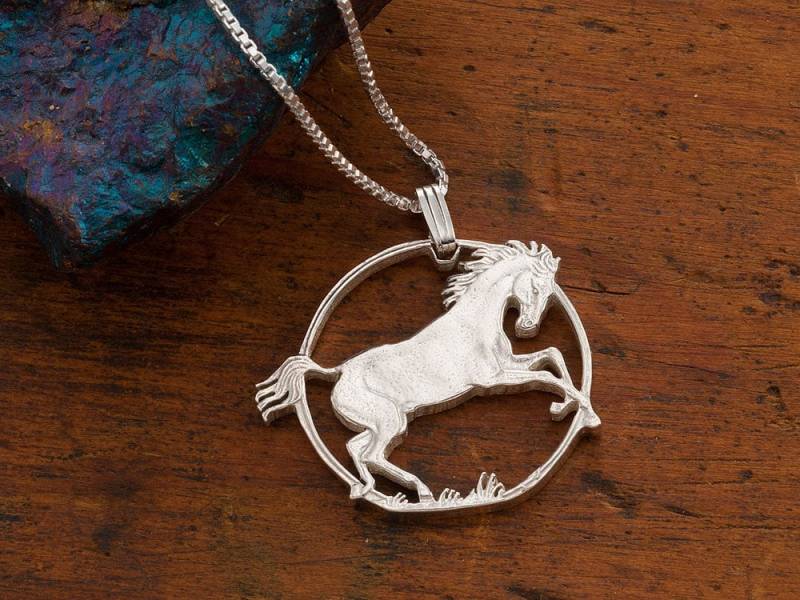 Hand Ausgeschnittener Sterling Silber Pferd Anhänger Isle Of Man Münze von Coinjewelry