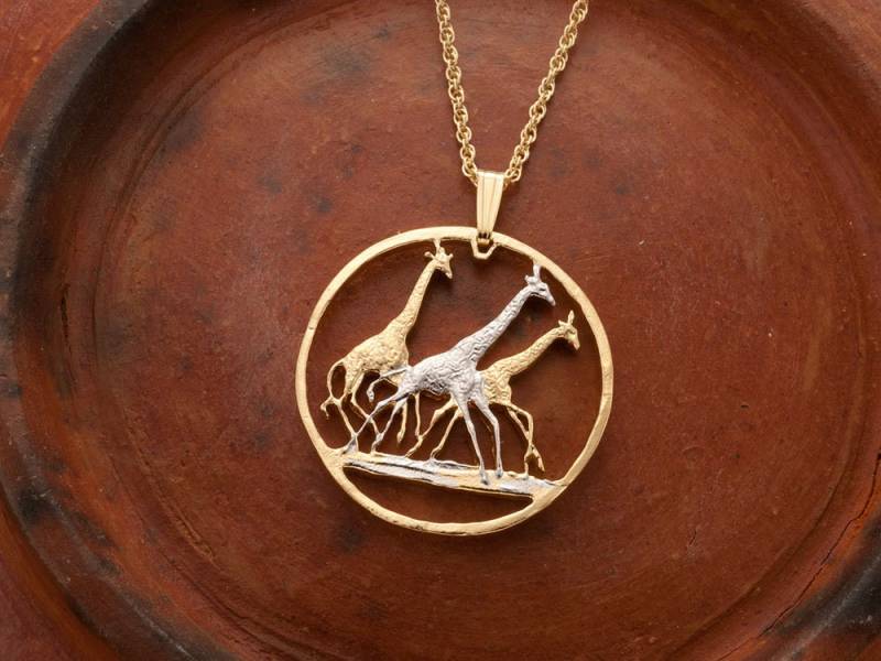 Hand Durchbohrte Tansania Münze Giraffe Anhänger 14K Gold & Rhodium von Coinjewelry