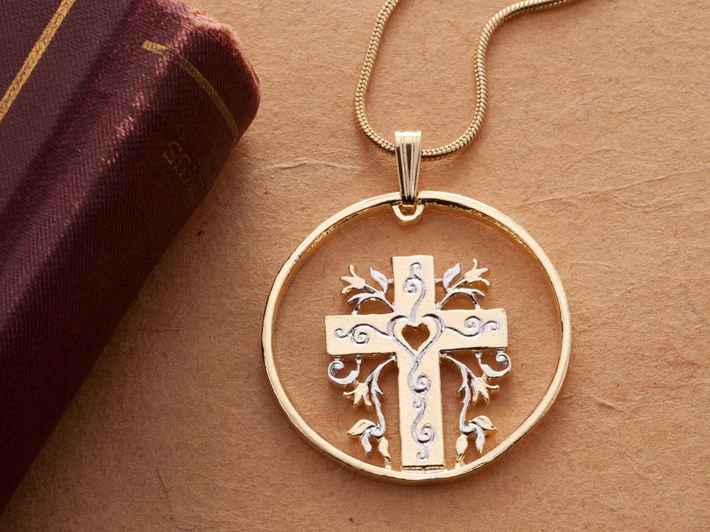 Hand Geschnitten Christliches Kreuz Herz Anhänger Halskette 14K Vergoldetes Medaillon Hand Geschnitten Christliches Kreuz Herz Anhänger Halskette 14K Vergoldetes Medaillon von Coinjewelry