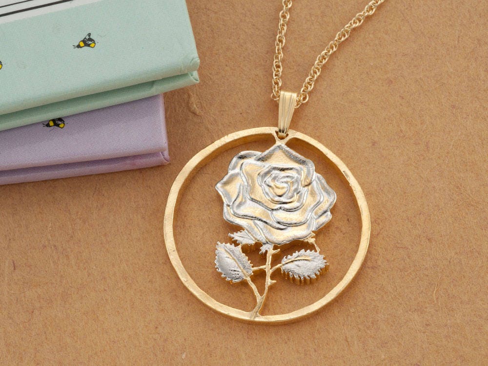 Hand Geschnitten Rose Anhänger 14 Karat Gold & Rhodium Plated Halskette Hand Geschnitten Rose Anhänger 14 Karat Gold & Rhodium Plated Halskette von Coinjewelry
