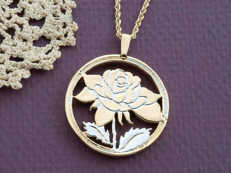 Hand Geschnitten Rose Medaillon Anhänger 14K Gold & Rhodinierte Halskette von Coinjewelry
