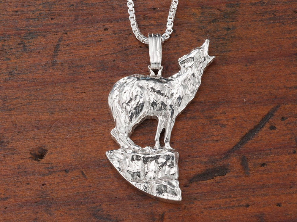 Hand Geschnitten Sterling Silber Howling Wolf Anhänger Wildtier Schmuck Hand Geschnitten Sterling Silber Howling Wolf Anhänger Wildtier Schmuck von Coinjewelry