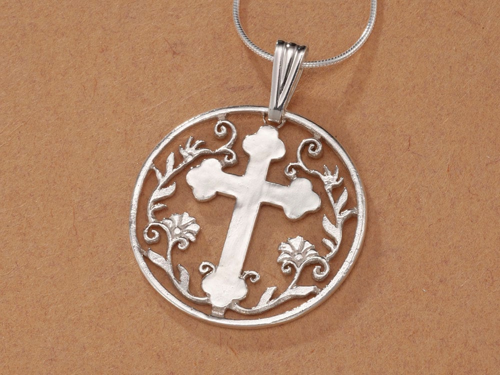 Hand Geschnitten Sterling Silber Kreuz Anhänger Florales Religiöses Medaillon Hand Geschnitten Sterling Silber Kreuz Anhänger Florales Religiöses Medaillon von Coinjewelry