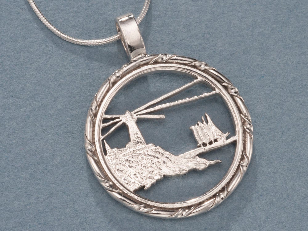 Hand Geschnitten Sterling Silber Leuchtturm Anhänger Maine Quarter Münzenschmuck Hand Geschnitten Sterling Silber Leuchtturm Anhänger Maine Quarter Münzenschmuck von Coinjewelry