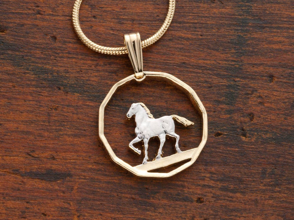 Hand Geschnitten Uruguay Münzanhänger 14K Gold Tänzelndes Pferd Hand Geschnitten Uruguay Münzanhänger 14K Gold Tänzelndes Pferd von Coinjewelry
