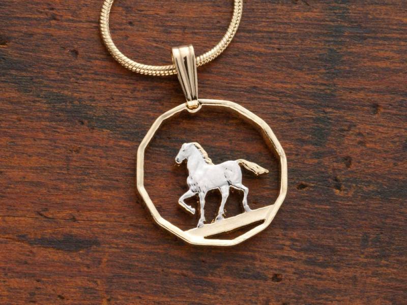 Hand Geschnitten Uruguay Münzanhänger 14K Gold Tänzelndes Pferd von Coinjewelry
