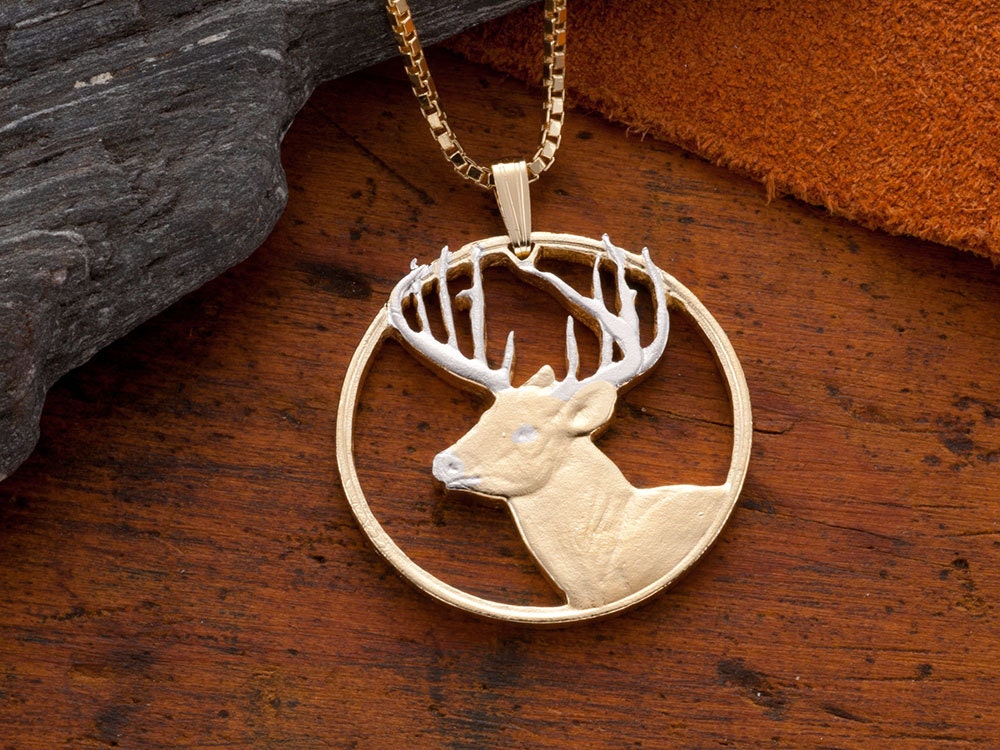 Hand Geschnitten White Tail Deer Anhänger 14K Gold & Rhodinierte Halskette Hand Geschnitten White Tail Deer Anhänger 14K Gold & Rhodinierte Halskette von Coinjewelry