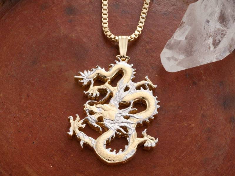 Hand Geschnittene Dragoner-Anhänger 14K Gold, Rhodiniert von Coinjewelry