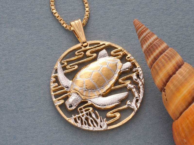 Hand Geschnittene Meeresschildkröte Anhänger 14K Gold & Rhodium Medaillon von Coinjewelry