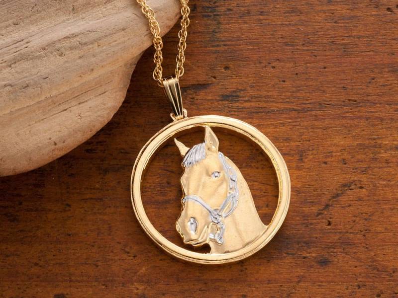 Hand Geschnittene Pferdemedaillon-Halskette 14K Gold & Rhodiniert | R 694 von Coinjewelry