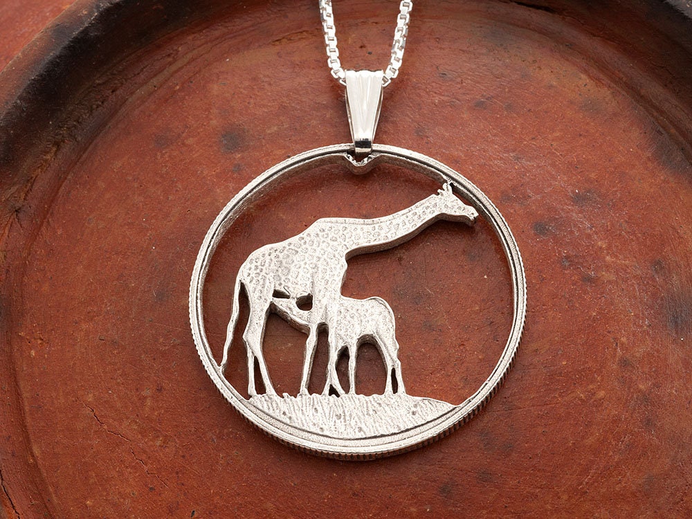 Hand Geschnittene Sambia Münzanhänger Silber Giraffe & Baby, Wildtierschmuck Hand Geschnittene Sambia Münzanhänger Silber Giraffe & Baby, Wildtierschmuck von Coinjewelry