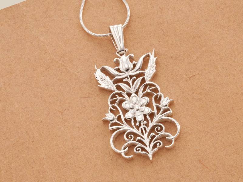 Hand Geschnittene Sterling Silber Blume Anhänger Mit Schlangenkette | 3 cm von Coinjewelry