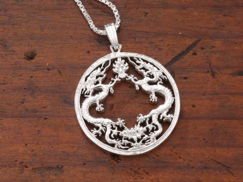 Hand Geschnittene Sterling Silber Drache Anhänger Bhutan Münzenschmuck von Coinjewelry